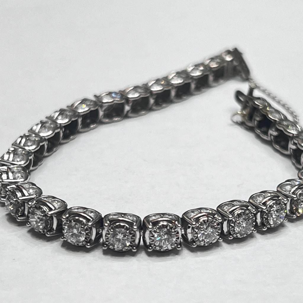 Perfect Condition Harry Winston Style 9 Ct Diamond Tennis Bracelet White Gold